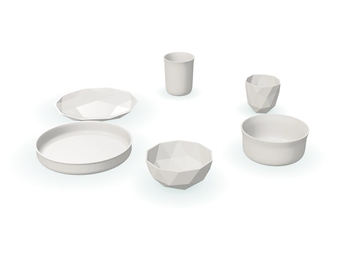 Rendu 3D des six pièces de vaisselle de naissance en porcelaine blanche : assiettes, gobelets et bols, lisses et à facettes