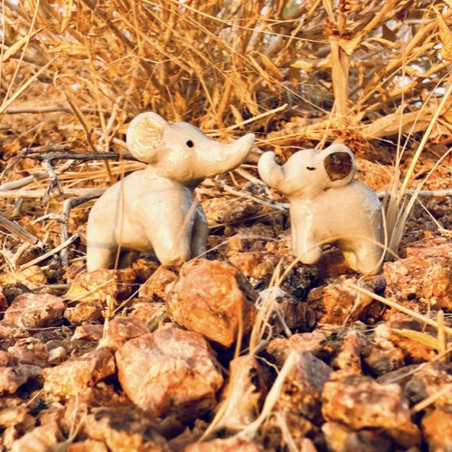 Figurines d'éléphants en porcelaine dans la nature