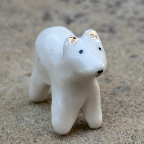 Figurine d'ours blanc en porcelaine posée sur un rocher
