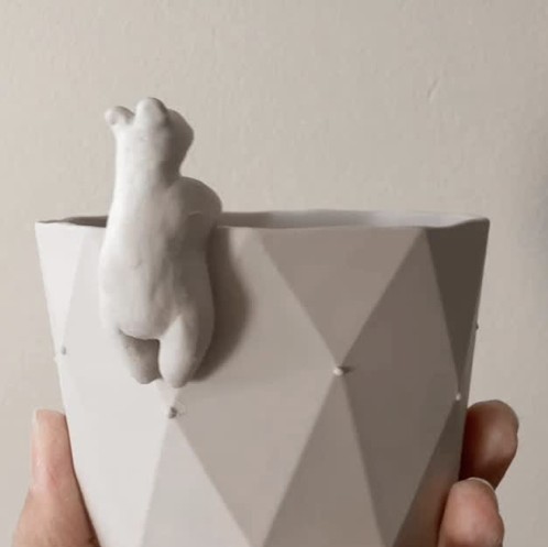 Tasse en porcelaine facettée ornée d'une figurine d'ourson