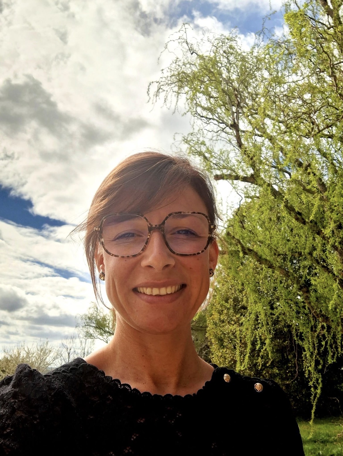 Sarah, sophrologue, en extérieur dans la nature