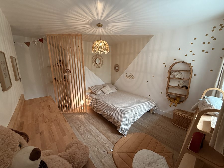 Une chambre claire au parquet de bois
