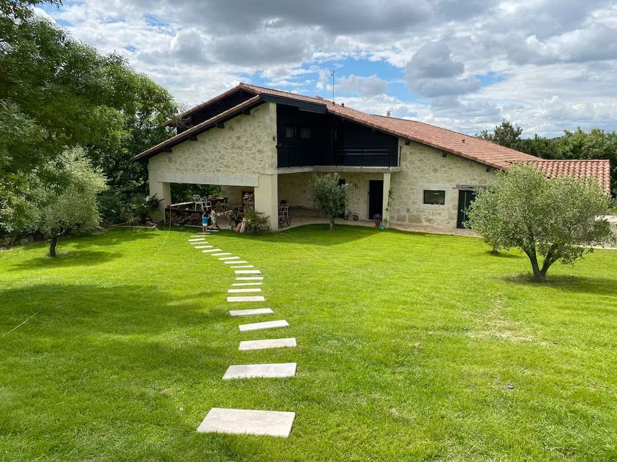 La grange en pierre et son jardin, allée de pas japonais