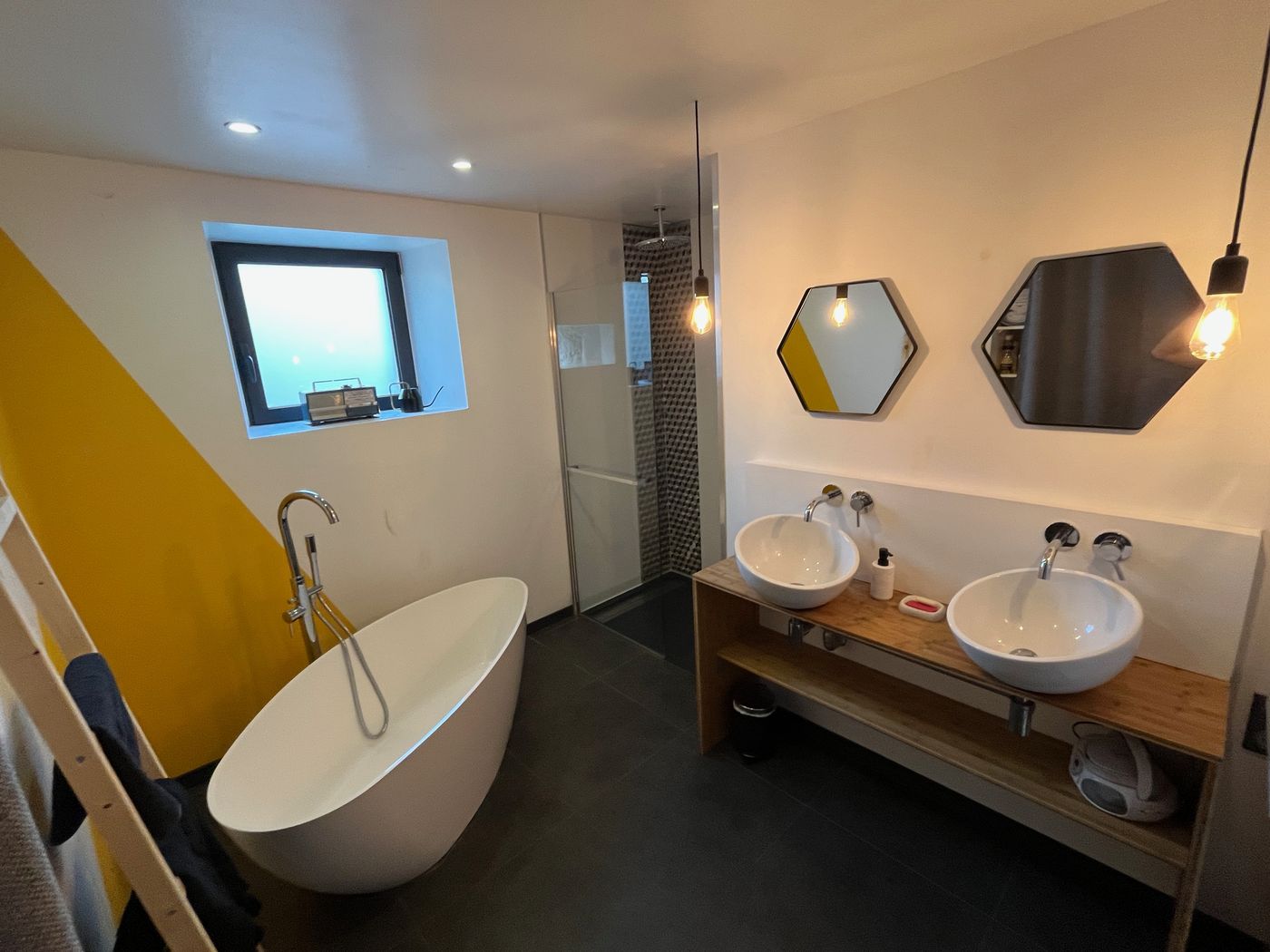 La salle de bain, baignoire îlot et double vasque