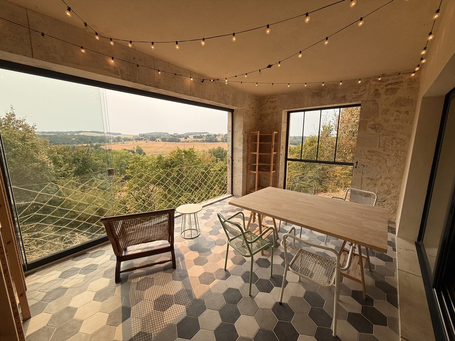 La table conviviale sous les guirlandes