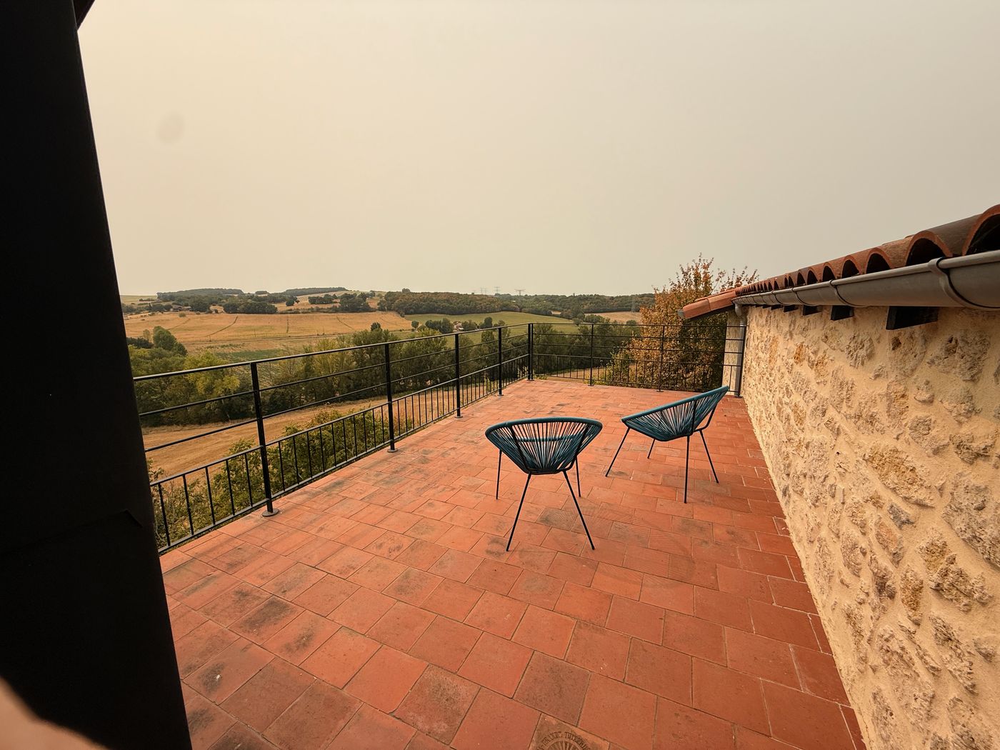 La terrasse en terre cuite et sa vue sur les coteaux
