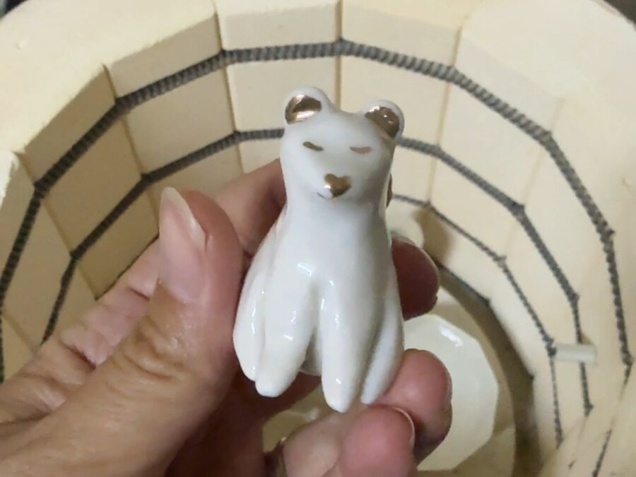 Petite figurine d'ours en porcelaine faite main, oreilles et cœur dorés, à offrir